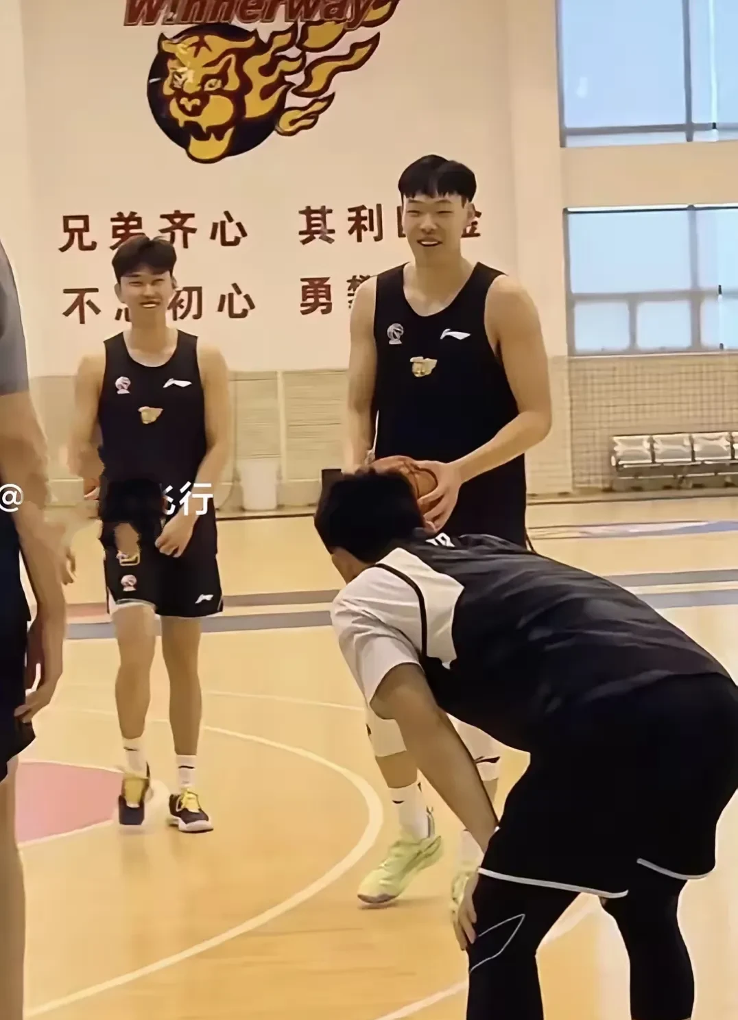 关于训练日常！球队积极备战，教练力求打造稳健阵容的信息